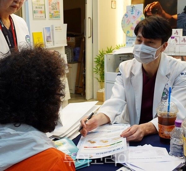 국제바로병원 27일 인천항 국제여객터미널 메디컬지원센터에서 외국인 입국객을 대상으로 무료 골밀도 검진 행사를 진행하고 있다.
