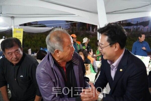 축제장을 찾은 김성원 의원이 주민과 인사하고 있다/투어코리아뉴스 정명달 기자 사진=연천군
