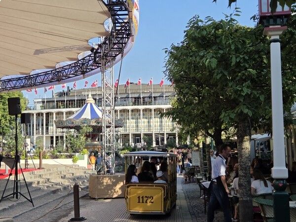 티볼리 가든 내부 풍경. 해가 지면 곳곳에 조명이 켜져 낮과는 또 다른 낭만적인 풍경을 만들어낸다.