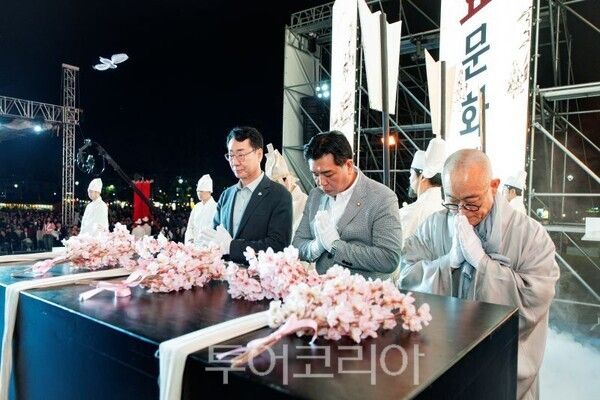 이계철 의장(가운데)이 복사꽃을 헌화 하고 있다/투어코리아뉴스 정명달 기자 사진=의회