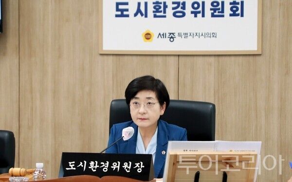 ▲회의를 주재하고 있는 이순열 세종시의회 도시환경위원회 위원장 모습.