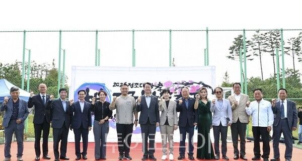 정명근 시장이 ‘2026 정조대왕 효 전국바둑축제’ 내외빈과 기념촬영을 하고 있다/투어코리아뉴스 정명달 기자 사진=화성시​