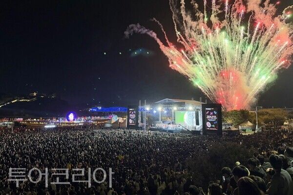 ▲대한민국 대표 역사문화축제인 ‘제72회 백제문화제’가 지난 3일 공주시 금강신관공원 주무대에서 화려한 막을 올렸다.