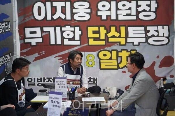 김성원 의원이 단식농성 중인 이지웅 전국공공산업노동조합연맹 위원장을 방문해 소통하고 격려했다/투어코리아뉴스 정명달 기자 사진=김성원SNS