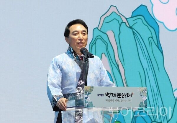 ▲제72회 백제문화제 개막식이 지난 3일 부여 정림사지에서 열린 가운데 행사에 참석한 박수현 충남도지사가 인사말을 하고 있다. /사진-충남도