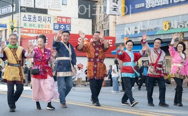 ▲‘웅진성 퍼레이드’에 참석한 최원철(가운데) 공주시장과 이범수 시의장, 윤용근 국회의원, 박기영 충남도의회 부의장 등이 시민과 관광객들에게 손을 흔들어 보이고 있다. /사진-공주시