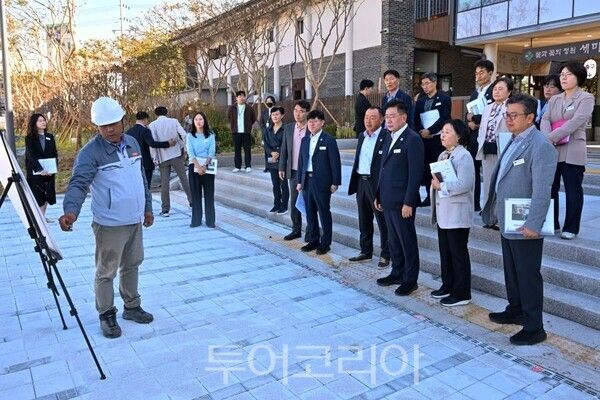 전진선 군수가 세미원에서 첫 현장간부회의를 진행하고 있다/투어코리아뉴스 김경남 기자 사진=양평군