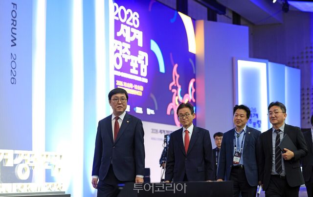 최휘영 문화체육관광부 장관이 8일 경북 경주시 경주화백컨벤션센터(HICO)에서 글로벌 전환기, 문화가 이끄는 공동번영·공동성장을 주제로 열린 2026 세계경주포럼 개막식 행사장에 입장하고 있다 / 사진-문체부