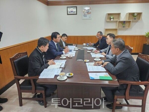 최원용 평택시장이 경기도 교통국장을 만나 평택 현안을 직접 챙겼다/투어코리아뉴스 정명달 기자 사진=평택시