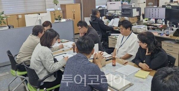 홍천군 허가과 공무원이 양평군 허가과를 벤치마킹 하고 있다/투어코리아뉴스 김경남 기자 사진=양평군