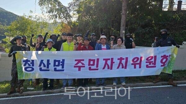 청산면 주민자치위원회와 육군 제5보병사단 장병들이 벽화정비에 나섰다/투어코리아뉴스 정명달 기자 사진=연천군