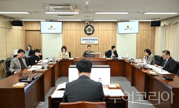 ▲윤지성(가운데) 세종시의회 교육안전위원회 위원장의 주재로 지난 29일 열린 제103회 임시회 회의(1차) 모습. /사진-세종시의회