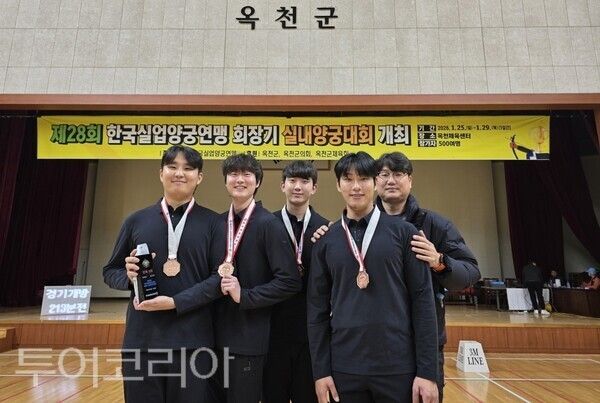 ▲공주시청 남자 양궁팀(왼쪽부터 김태민·박성철·고태경·이우주 선수, 박경모 감독). /사진-공주시
