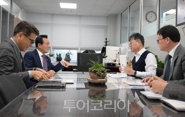 ▲예산확보를 위해 기재부를 방문한 백성현(왼쪽 두 번째) 논산시장 모습. /사진-논산시