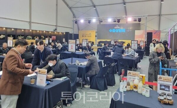 ▲지난해 개최된 2025 대한민국 밤산업 박람회 해외바이어 초청 수출 구매상담회 모습. /사진-공주시