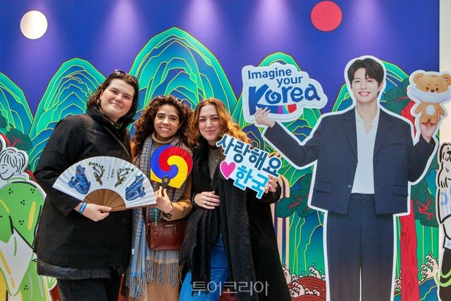 한국관광 포토존에서 기념 촬영 중인 관람객 K-팝 댄스 클래스를 즐기는 어린이들 K-팝 아이들 메이크업 프로그램 체험/사진-한국관광공사