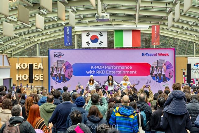 K-팝 댄스 클래스를 체험 중인 관람객들/사진-한국관광공사