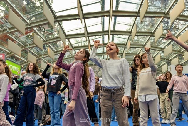 &nbsp; K-팝 댄스 클래스를 즐기는 어린이들 /사진-한국관광공사