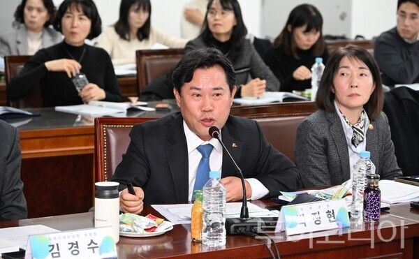 ▲박정현 부여군수가 지난 9일, 세종시 지방시대위원회 대회의실에서 열린 ‘제1차 지역순환경제 활성화 포럼’에 참석해 부여군의 선도적인 지역순환경제 정책 사례를 발표하고 있다. /사진-부여군