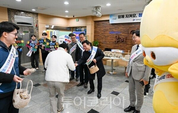▲박정현(오른쪽 두 번째) 부여군수는 지난 10일 공무원 노조와 함께, 출근 시간대 군청 신관 로비에서 직원들에게 쌀 케이크를 전달하며 청렴 실천 동참을 당부하고 있다. /사진-부여군