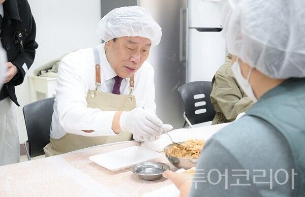 ▲최민호 세종시장이 어르신들과 만두를 함께 빚으며 소통하고 있다. /사진-세종시