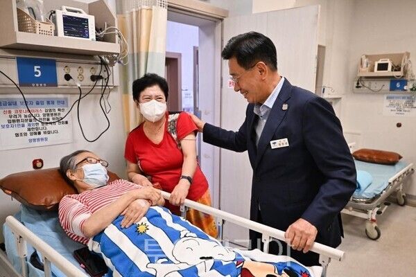 전진선 양평군수가 입원해 있는 군민을 병문안 하며 담소를 나누고 있다/서프라이즈뉴스 정명달 기자