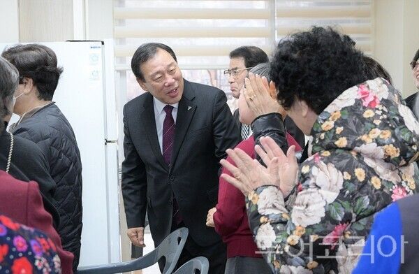 ▲최민호 세종시장이 11일 도담동 밀마루복지마을 어르신들과 인사를 나누고 있다. /사진-세종시