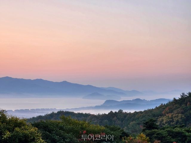 백련사 만경루에서 조망하는 강진만/사진-국가유산청