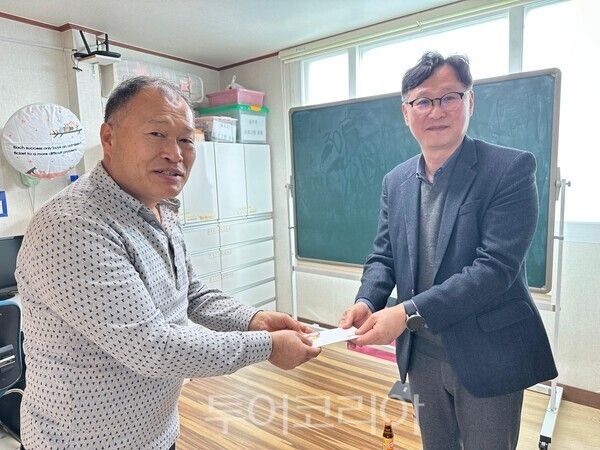 한국농어촌공사 영산강사업단은 사회복지시설 5곳을 방문해 기부금을 기부했다. /사진-한국농어촌공사 영산강사업단