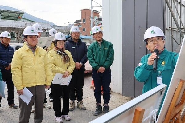 보건소 신축 현장을 점검하고 있는 김하수 청도군수./사진-청도군