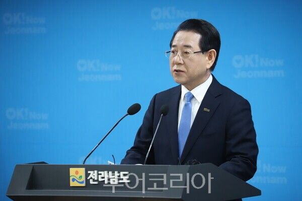 김영록 전남도지사가 12일 오전 전남도청 브리핑룸에서 기자간담회를 열고 발언을 하고 있다. /사진-박정규 기자