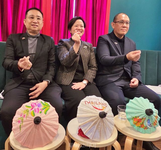 (좌측부터)태국관광청,&nbsp; 파타나퐁 퐁텅짜른&nbsp;전임 소장, 씨리겟아농&nbsp;뜨라이라따나송폰&nbsp;동아시아&nbsp;지국장,&nbsp;와치라차이&nbsp;시리쌈판&nbsp;신임&nbsp;서울사무소&nbsp;소장