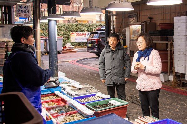 박희영 용산구청장이 설 연휴를 맞아 이촌종합시장 등 전통시장을 방문 모습(사진제공=용산구청)