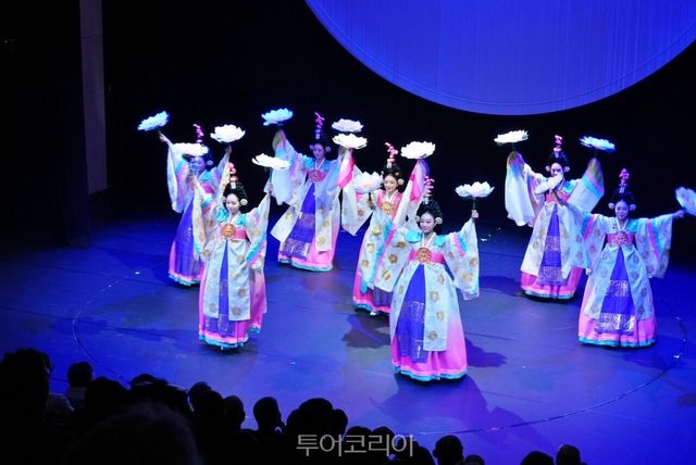 11일 오후(현지 시간) 미국 뉴욕한국문화원에서 개최된 ‘코리아 온 스테이지 인 뉴욕’ 개막식에서 국가유산진흥원 예술단이 전통공연을 선보이고 있다 /사진-국가유산청