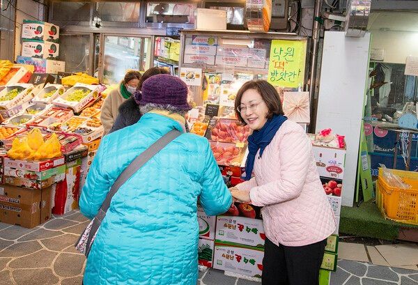 박희영 용산구청장이 설 연휴를 맞아 이촌종합시장 등 전통시장을 방문 모습(사진제공=용산구청)