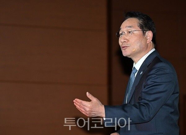 유정복 인천광역시장이 30일 옹진군청에서 열린 '생생톡톡! 애인소통'에서 2026년 시정운영방향을 설명하고 있다.