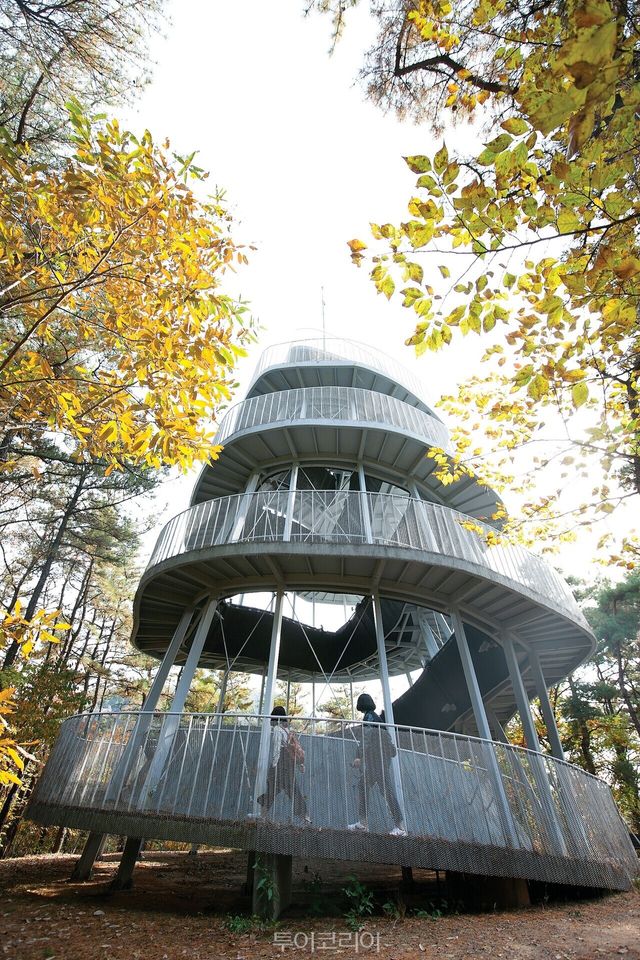 "안양예술공원 전망대" "안양예술공원 나무위의 선으로 된 집" ／사진－안양시
