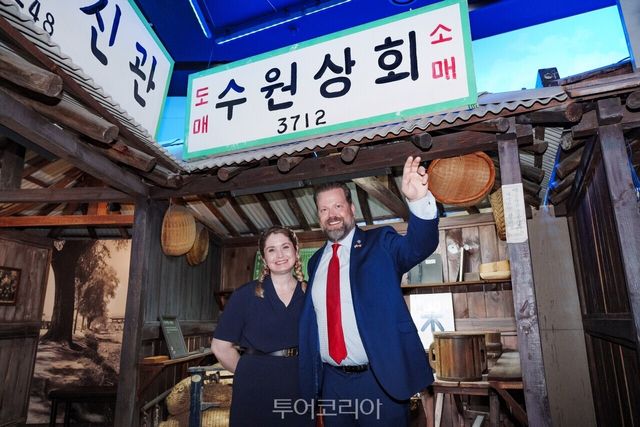 "1-7 수원박물관 전시" "1-4 광교호수공원 야경" "1-5제라늄 사진" "1-6사막 식물원" /사진－수원시