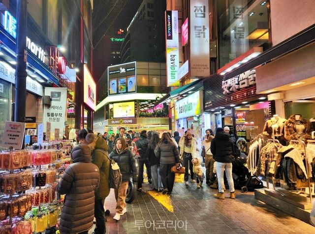 북적이는 명동 밤거리/사진-투어코리아DB