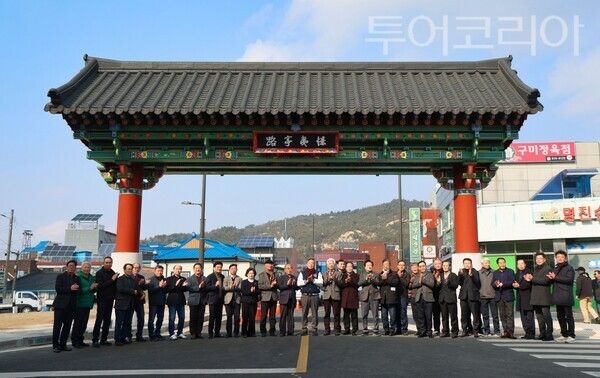 ▲태안군이 지난 12일 경이정로(憬夷亭路) 준공과 일주문 현판식을 갖고 있다. /사진-태안군