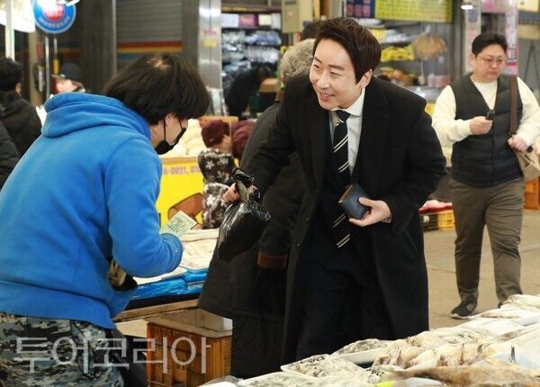 ▲임채성 세종시의회 의장이 설 명절을 맞아 전통시장에서 장보기 행사를 갖고 있다. /사진-세종시의회