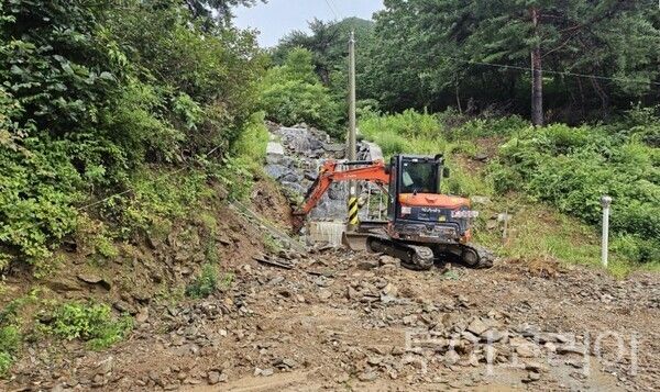 ▲지난해 수해복구 현장 시공 모습. /사진-예산군
