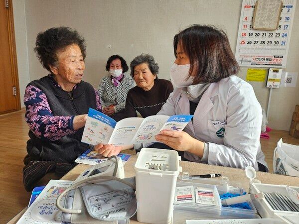 방문건강관리 모습./사진-청도군