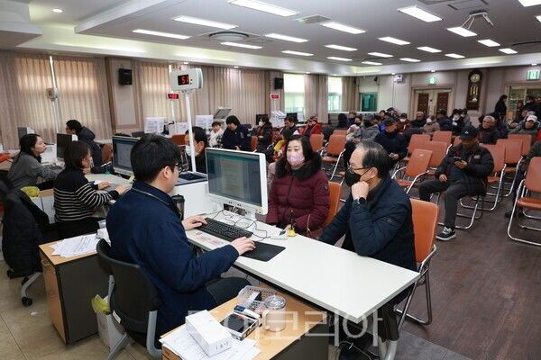 영동군은 지난 1월 26일부터 군민 1인당 50만원의 민생안정지원금을 지급했다. /사진-영동군