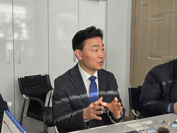 더불어민주당 이원호 당대표 특별보좌역이 인터뷰를 진행하고 있다[사진=김용선 기자]