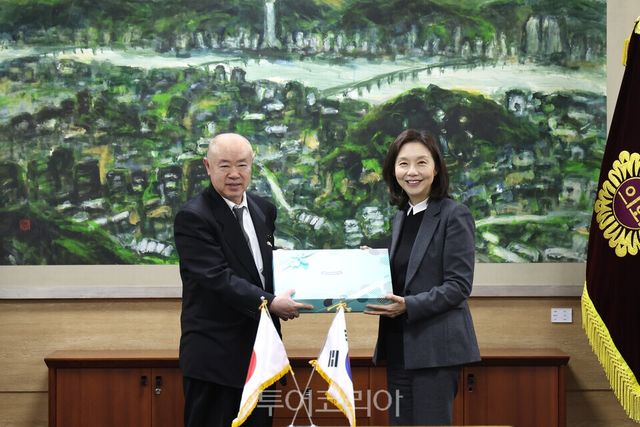 &nbsp; 이토 조이치 홋카이도의장에게 기념품 전달하는 최호정 의장/사진=서울시의회