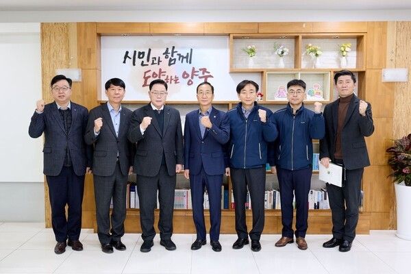 지난달 30일 한국전기안전공사 신임 경기북부본부장(왼쪽 네번째)이 양주시청을 방문해 강수현 시장(왼쪽 세번째)과 인사를 나눈 직후 기념사진을 찍고 있다. [사진제공=양주시]