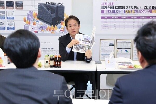 유망 기업 현장목소리 청취하는 이동환 시장/투어코리아뉴스 김경남 기자