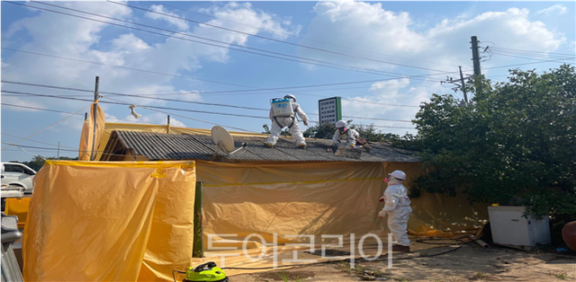 석면 슬레이트 지붕 처리사업 실시 모습. /사진-군산시