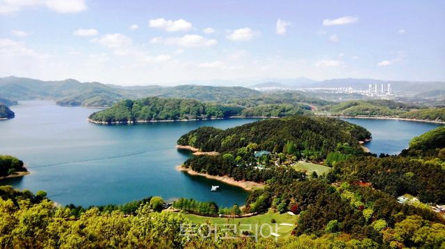 전망대서 본 청남대 전경/사진-충주시